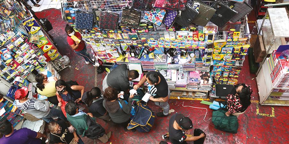 Padres de familia acuden al Centro de la Ciudad de México a comprar los útiles.