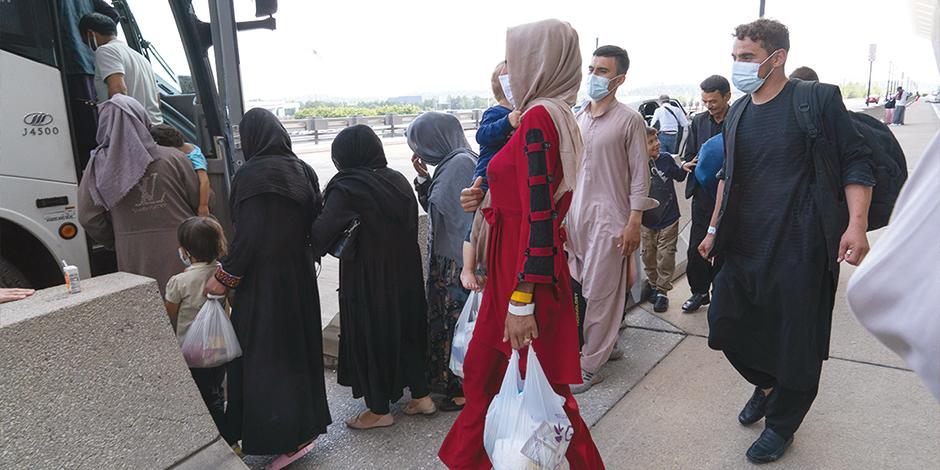 Afganos llegan al aeropuerto de Virginia, EU, luego de ser evacuados de su país.