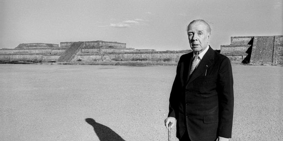 Jorge Luis Borges retratado por la fotógrafa mexicana Paulina Lavista en Teotihuacan.