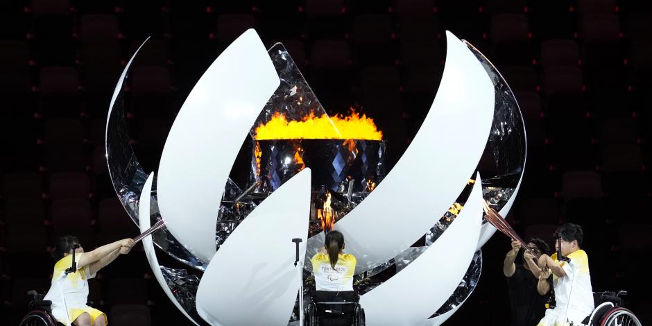 Atletas paralímpicos encienden la llama en la inauguración de Tokio 2020