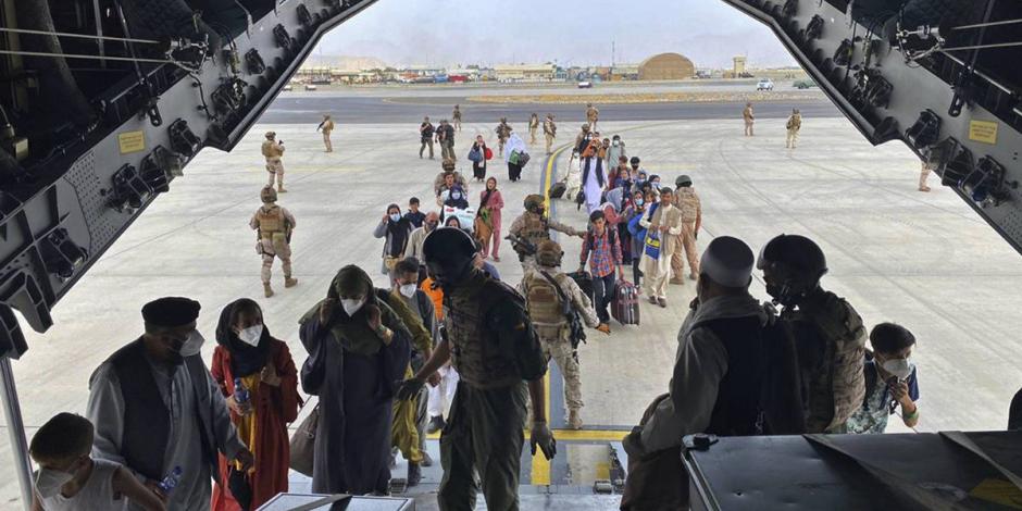 Talibanes cierran el camino al aeropuerto de kabul y dejan prohibida la salida de afganos