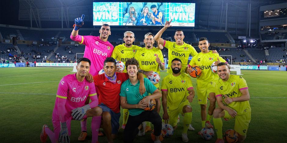 Jugadores de la Liga MX festejan después de su triunfo sobre los integrantes de la MLS en el Skills Challenge.