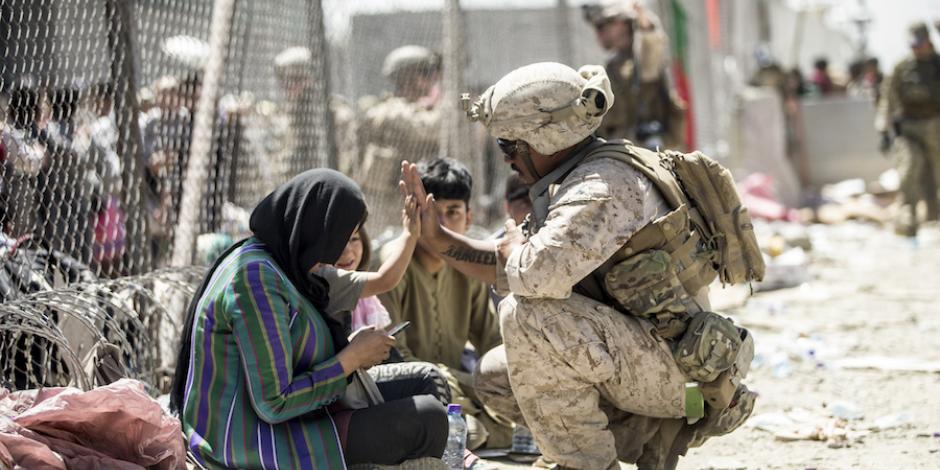 Un soldado estadounidense convive con refugiados afganos, en Kabul.
