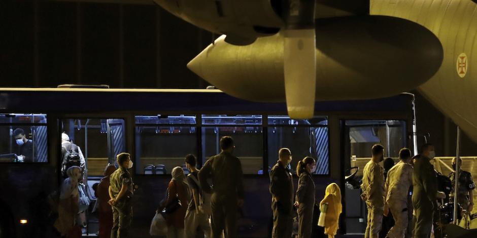 Afganos desalojados desembarcan en el aeropuerto de Lisboa, Portugal, ayer.