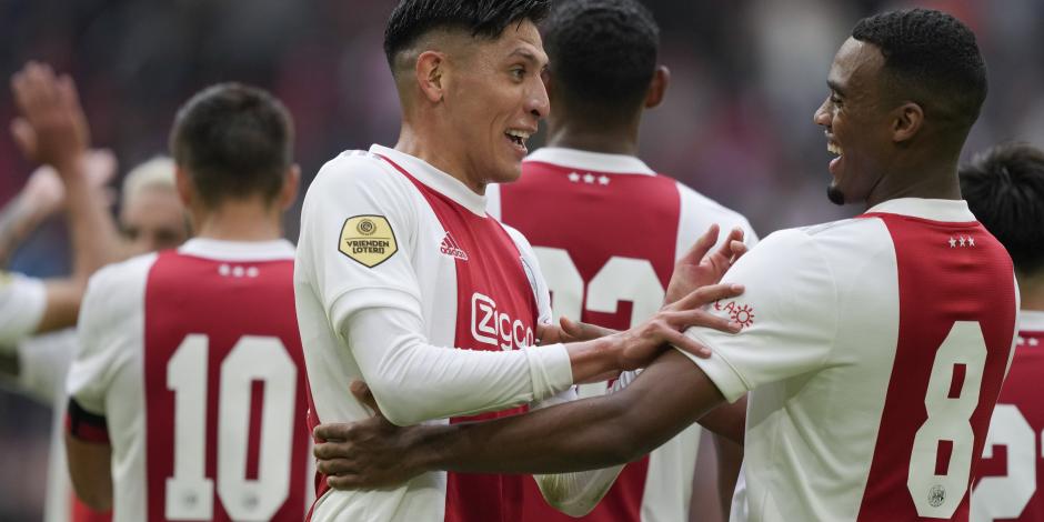 Edson Álvarez celebra su gol con el Ajax