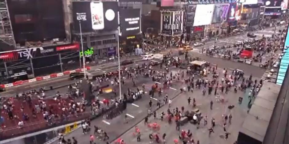 En redes sociales se difundió un video en el que se ve a decenas de personas huir tras un presunto tiroteo.