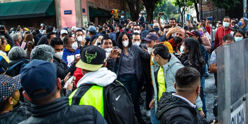 La Unión de alcaldes y alcaldesas, quienes habían convocado a conferencia de prensa en el Congreso de la Ciudad de México, se enfrentaron a policías de la capital que mantenían un operativo de seguridad en las inmediaciones del inmueble.