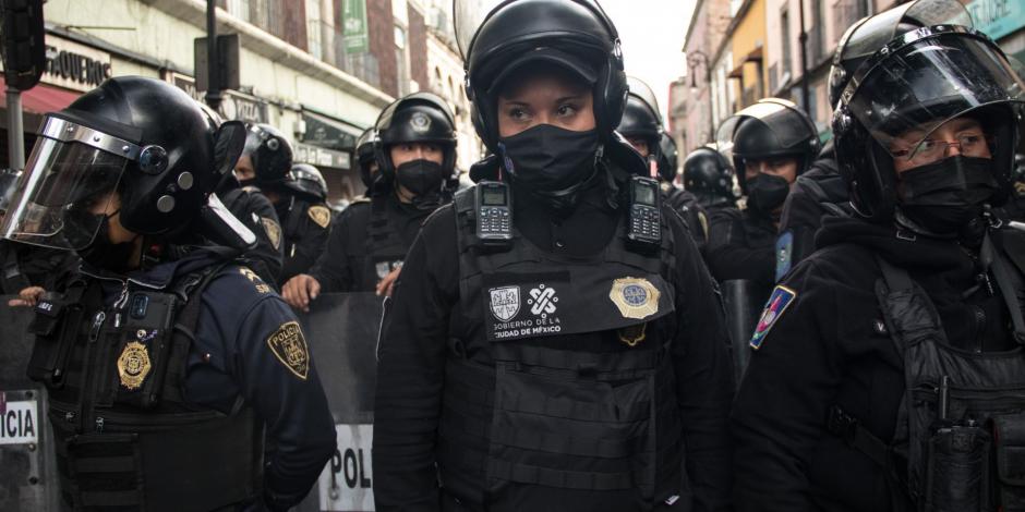 Mauricio Tabe y Lía Limón sostuvieron un enfrentamiento con los policías que resguardan las inmediaciones del Congreso de la Ciudad