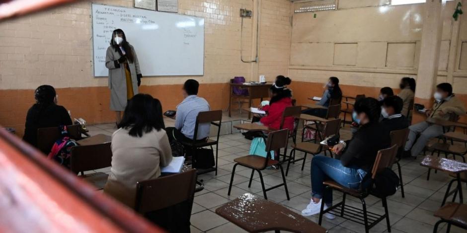 Después de un año de clases virtuales, múltiples planteles en todo México regresaron a clases presenciales este lunes 30 de agosto.