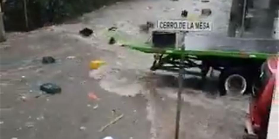 De acuerdo con los vídeos publicados, el incidente ocurrió en la colonia Caracoles, donde el tianguis de la comunidad fue “desaparecido” por la lluvia..