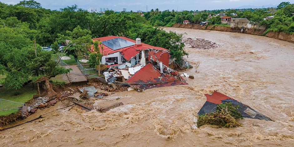 Derrumbe por al desbordamiento de un río en Jalisco, el domingo.