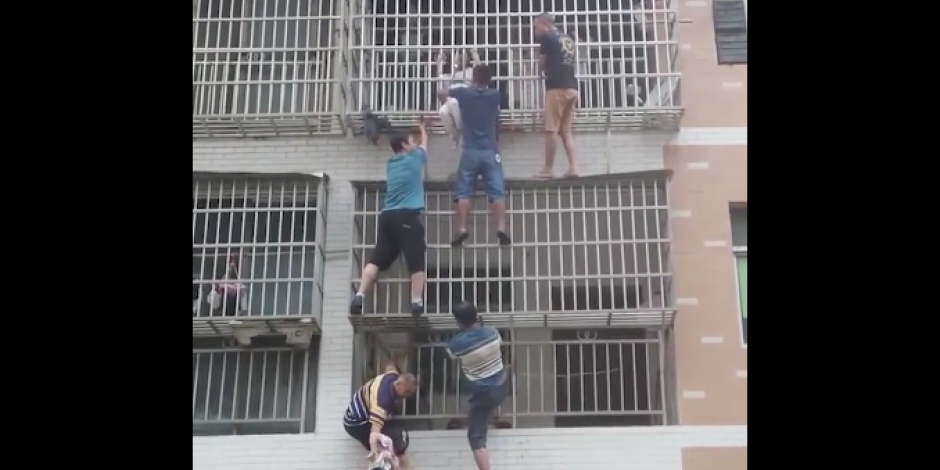 Captura del video en que los hombres bajan a las menores