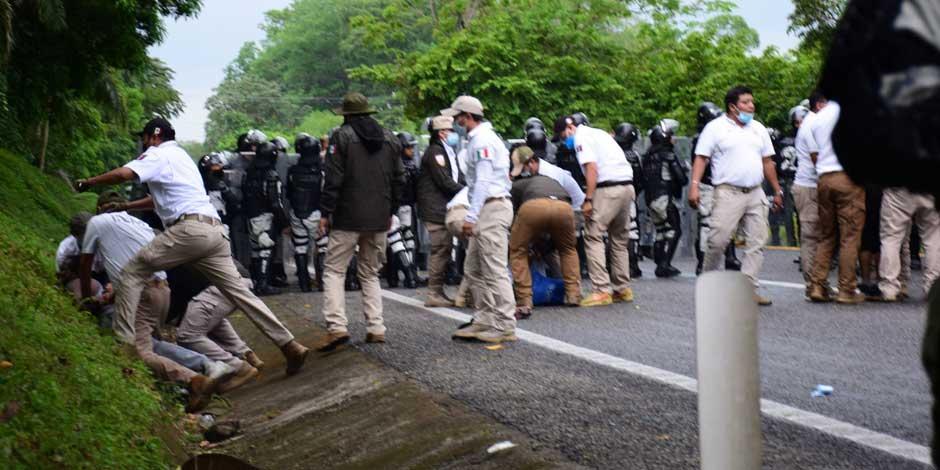 Migrantes salieron de Escuincla rumbo a Mapastepec, por la carretera Costera, sin embargo fueron interceptados por agentes del INM y de la Guardia Nacional quienes detuvieron a algunos de ellos; otros lograron evadir el operativo y continuaron su camino
