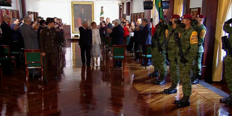 Al término de su tercer informe de Gobierno, el Presidente AMLO y su esposa Beatriz Gutiérrez saludaron a Julio Scherer, quien se encontraba como invitado en Palacio Nacional.