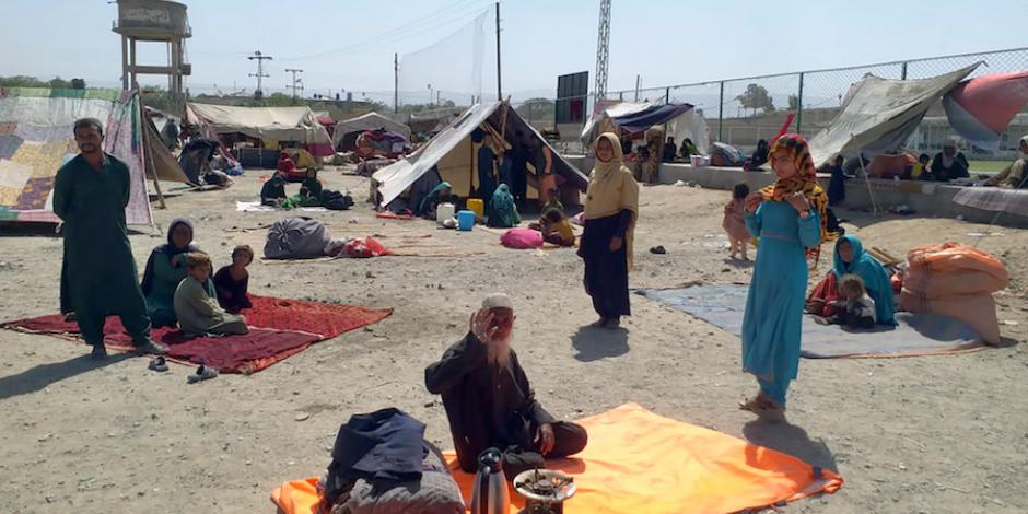 Afganos se instalan en territorio de Pakistán, cerca de la zona fronteriza, luego de huir de su país.