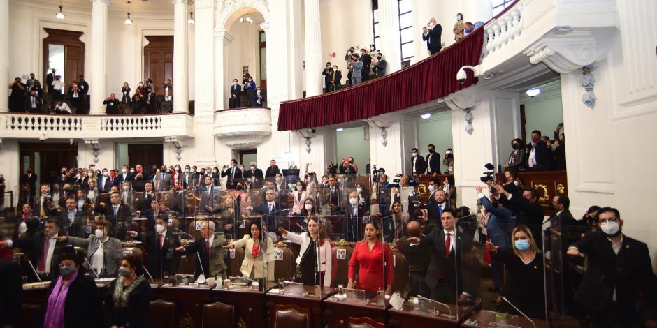 Los 66 diputados que conforman la Segunda Legislatura del Congreso de la CDMX rinden protesta, en la sesión de ayer.