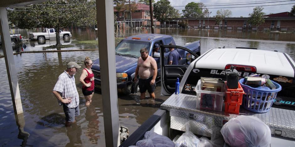 Pobladores rescatan las pertenencias ayer, después del paso del huracán Ida, en Louisiana.