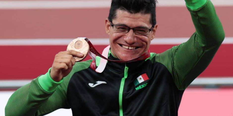 El atleta azteca, ayer, tras recibir su medalla del tercer lugar.