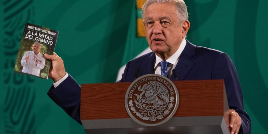 Andrés Manuel López Obrador presenta su libro en la conferencia matutina, el pasado 30 de agosto.