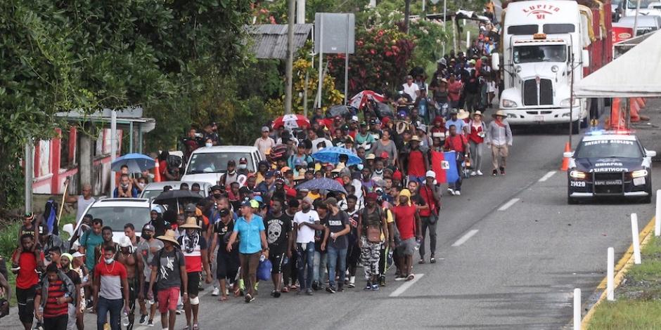 Paso de la caravana de migrantes sobre la carretera Arriaga-Tapachula, ayer.