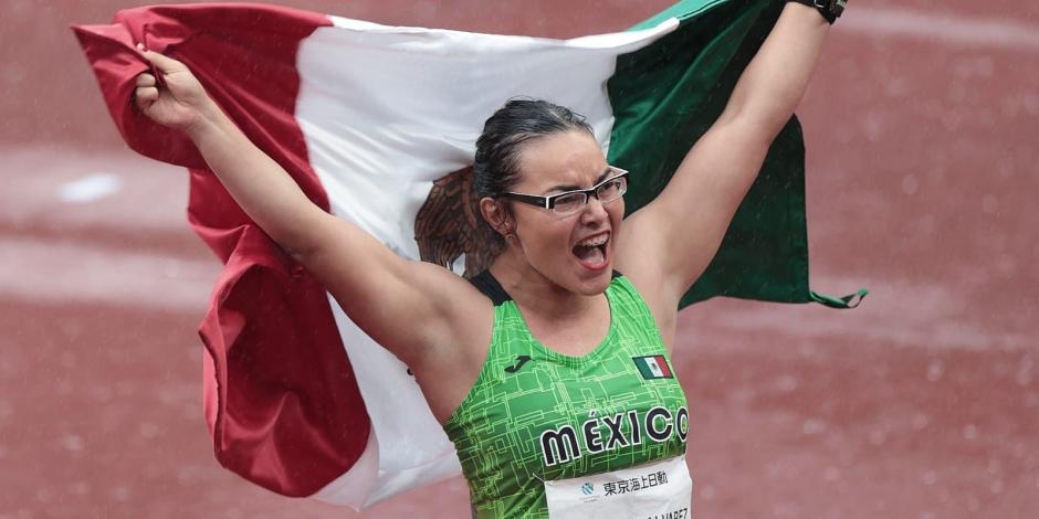 Rebeca Valenzuela celebra después de ganar el bronce en la final de lanzamiento de bala en los Juegos Paralímpicos de Tokio.
