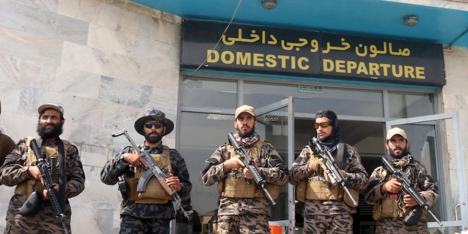 Combatientes yihadistas mantienen bajo resguardo el aeropuerto de Kabul, que sigue cerrado.