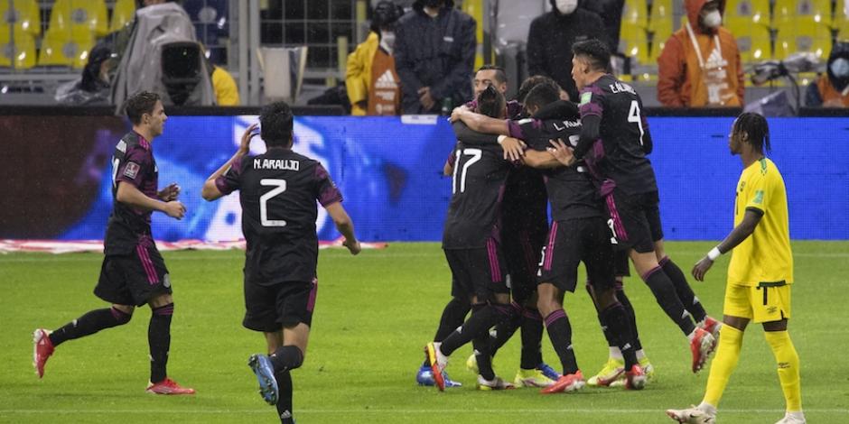 Futbolistas del Tri festejan el primer gol de la noche anotado por Alexis Vega, ayer en el Azteca.