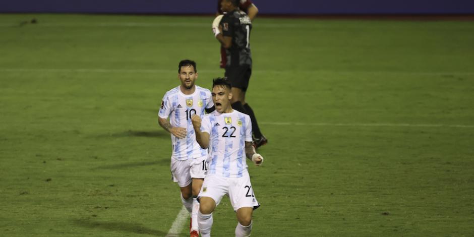 Lautaro Martínez celebra una de las anotaciones con las que Argentina derrotó a Venezuela, ayer.