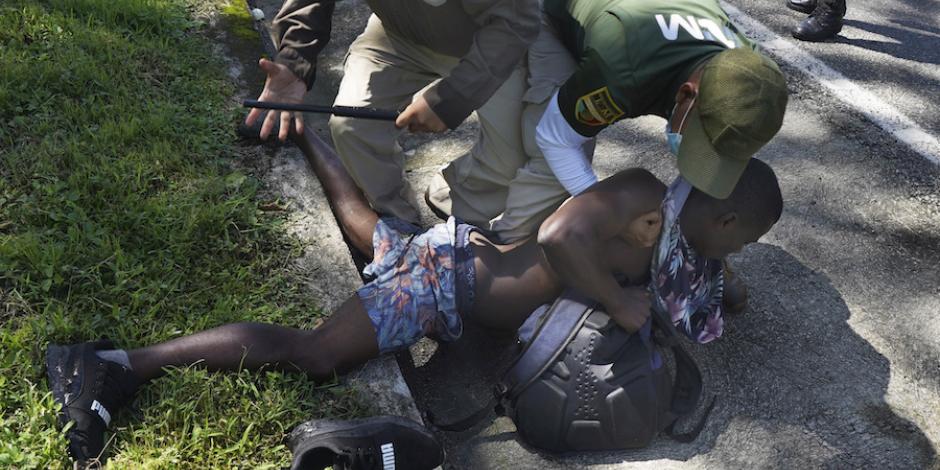 Agentes del INM detienen a un migrante haitiano en Escuintla, Chiapas, ayer.