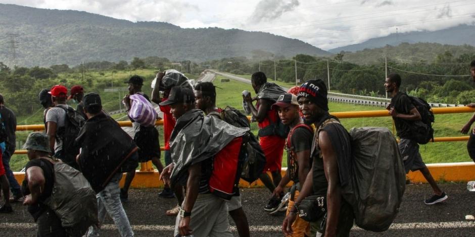 Paso de una caravana de migrantes sobre la carretera Arriaga-Tapachula, en Chiapas.