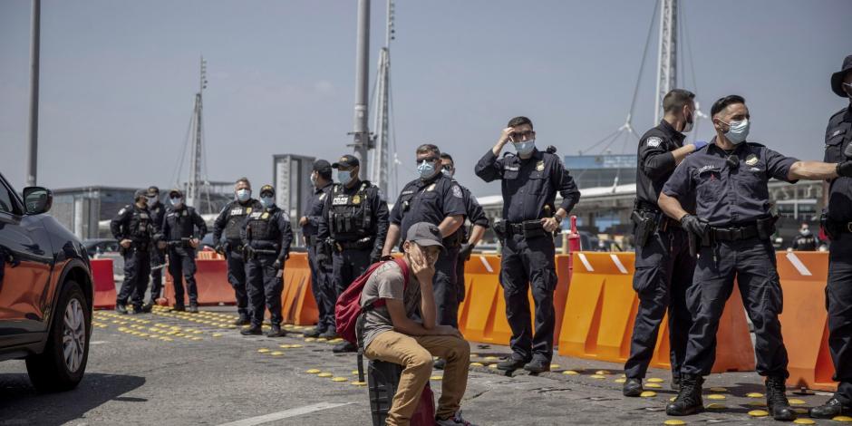Impiden el paso de migrantes en la frontera de Tijuana con Estados Unidos.