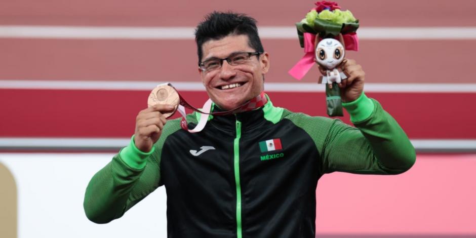 Juan Pablo Cervantes luce el bronce que ganó en los Juegos Paralímpicos de Tokio 2020.