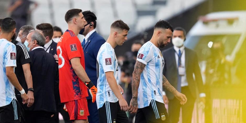 Jugadores de Argentina abandonan el encuentro ante Brasil