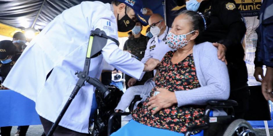 Alejandro Giammattei vacunó el sábado a los ciudadanos de Guatemala contra el COVID-19.