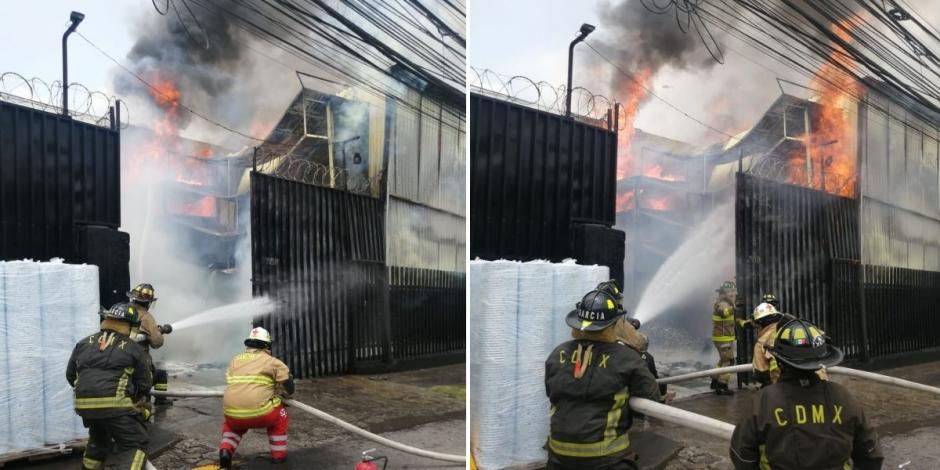 Bomberos de la CDMX y del Edomex controlaron el incendio registrado en fábrica de Tlalnepantla.