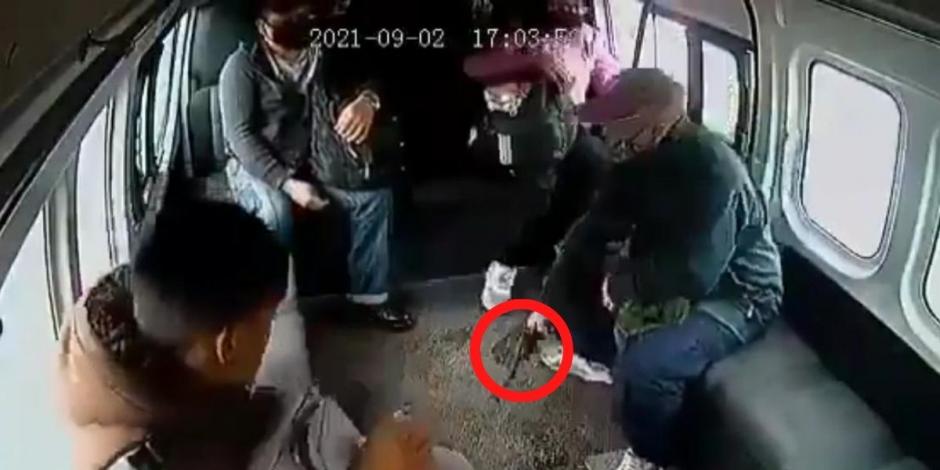 Hombres disparan dentro de una combi para asaltar a los pasajeros (VIDEO)