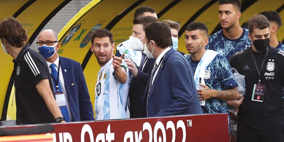 Leonel Messi abandona la cancha, ayer, tras las suspensión del partido.