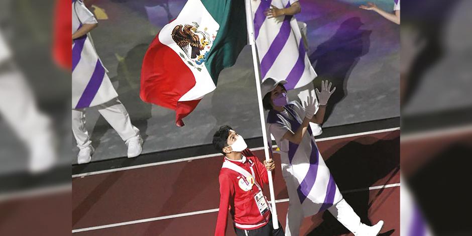 Juan Diego García porta la bandera nacional en la clausura del evento, ayer.