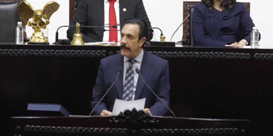 El gobernador de Hidalgo durante su quinto informe en el Congreso local, ayer.