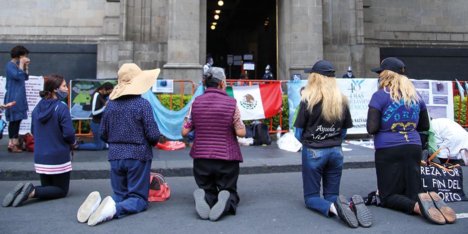Grupos provida protestan con rezos y pancartas afuera de la Corte, ayer.