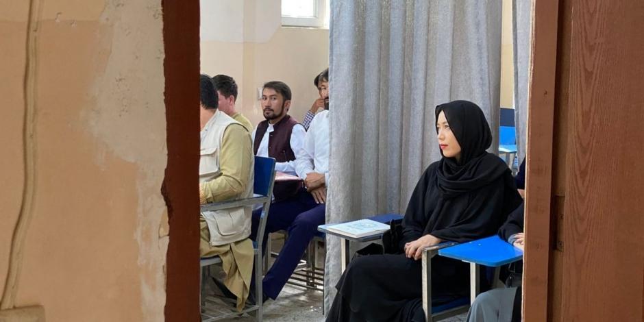 En redes sociales se difundieron fotografías que muestran la división entre hombres y mujeres en una universidad privada de Afganistán.