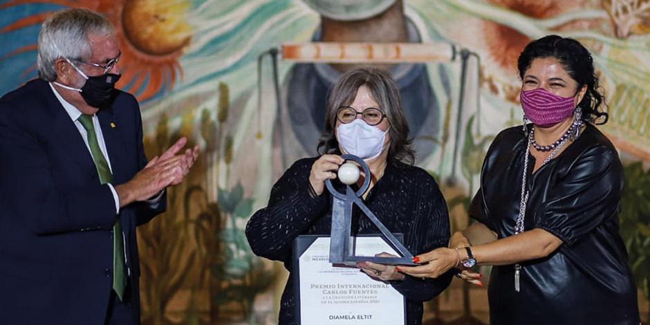 Diamela Eltit, ayer, recibe el premio de manos de Alejandra Frausto.