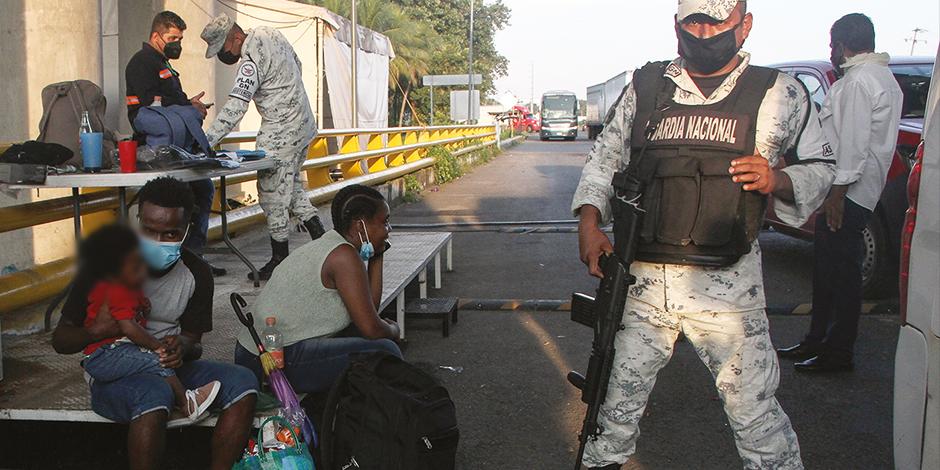 Un grupo de migrantes haitianos es detenido por la Guardia Nacional en Tapachula, Chiapas.
