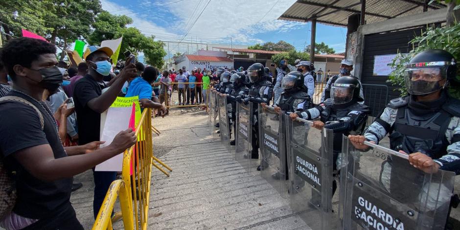 Migrantes haitianos marcharon de la Plaza Central en Tapachula para dirigirse a la Comar; fueron detenidos por la Guardia Nacional, ayer.