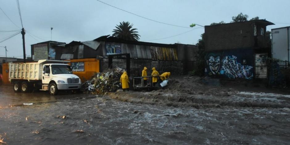 Elementos de Protección Civil atienden las afectaciones que provocaron las fuertes lluvias registradas en Ecatepec, Estado de México, durante la noche de este lunes.