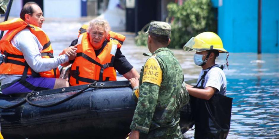 Un elemento del Ejército mexicano auxiliando a población afectada por las inundaciones en Tula, Hidalgo. 