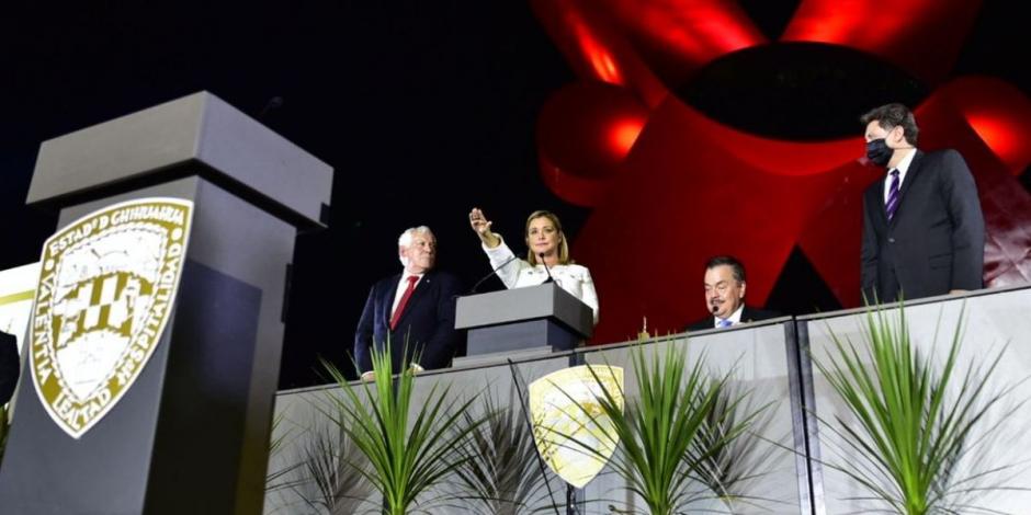 Ante legisladores del Congreso de Chihuahua, Maru Campos rindió protesta como gobernadora del estado.