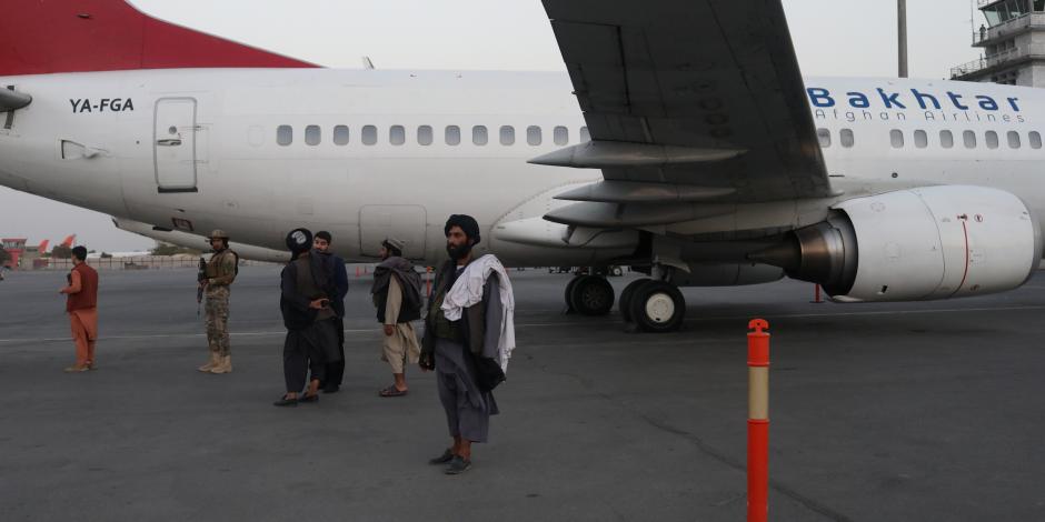Miembros del Talibán vigilan el aeropuerto internacional de Kabul.
