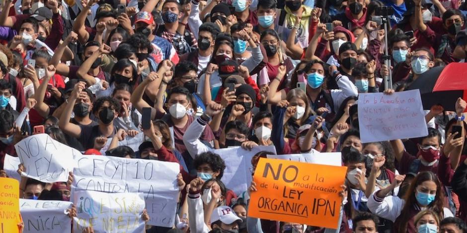 Estudiantes del Politécnico marcharon, ayer, en la Ciudad de México.