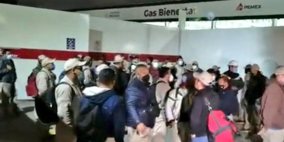 En redes sociales trascendieron imágenes de los trabajadores de Gas Bienestar afuera de las instalaciones, en Iztacalco, como protesta por incumplimiento de salarios.